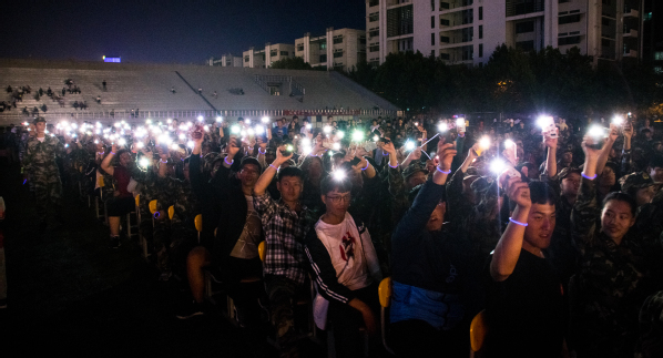 学生为老师助威