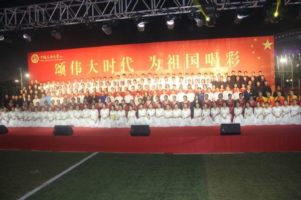 校领导与演职人员合影