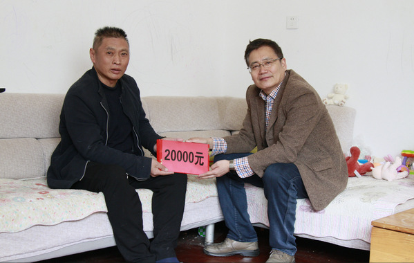 工会主席张军慰问生病职工