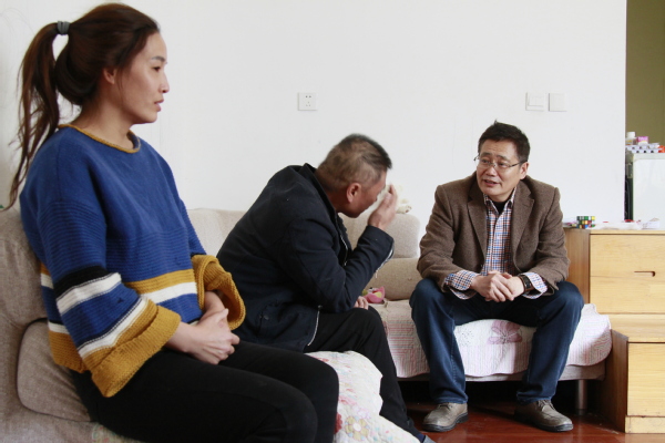 工会主席张军询问生病职工情况